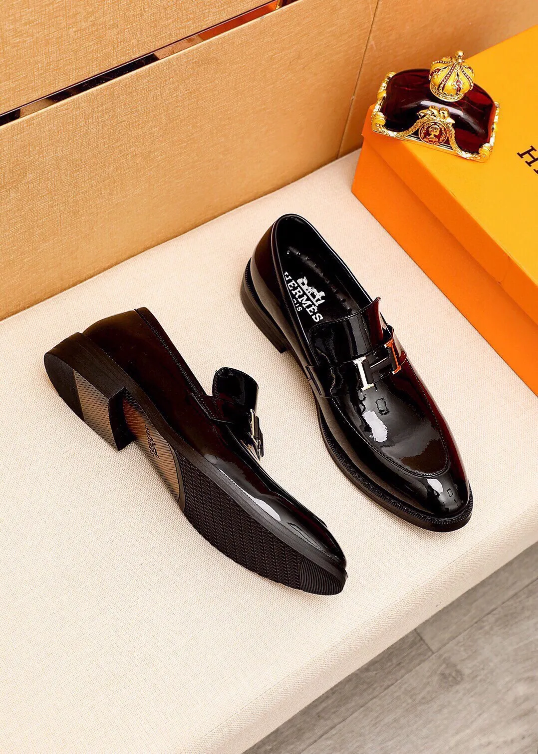 Men's shoes 💰460 💐 Product trademark: HERMES "Hermès" casual leather shoes Regular size: 38-44 (45🉑️customized) Product materials: Selected imported first-layer open edge bead upper + classic hardware buckle, imported water-dyed 🐂 cowhide lining. Strong three-dimensional visual effect, combined outsole Color: 2⃣️colors available
